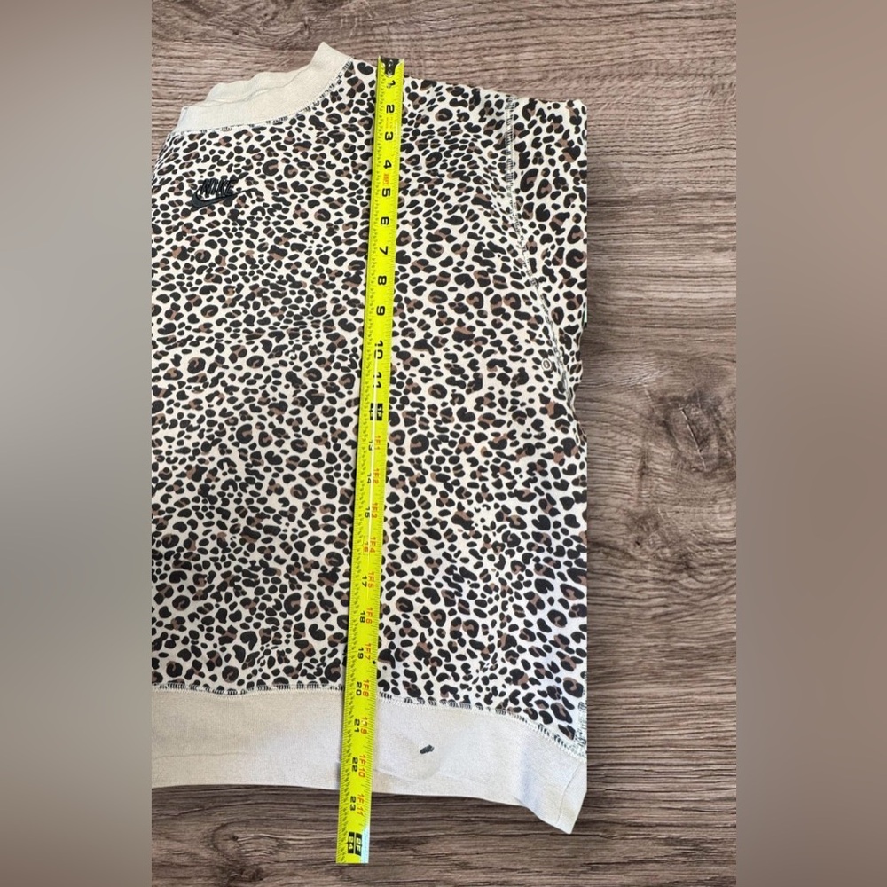 Nike Women's Sweatshirt Size M Leopard Print Pullover Center Swoosh Long Sleeve - Picture 7 of 7